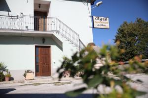 un edificio con porta in legno e balcone di Appartamenti da Anna a Montaquila