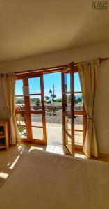 Zimmer mit Fenster und Blick auf die Wüste in der Unterkunft El Gran Velero in Los Órganos
