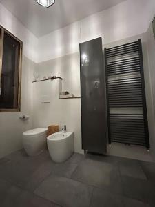 y baño con aseo, ducha y bidet. en App di Tania, en Reggio Emilia