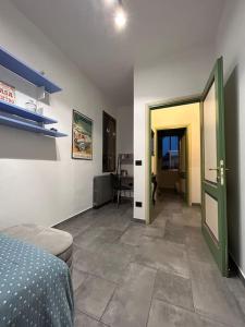 une chambre avec une porte et un couloir dans l'établissement App di Tania, à Reggio d'Émilie