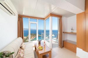 ein Wohnzimmer mit einem Sofa und Meerblick in der Unterkunft Kounenos Apartments in Istro