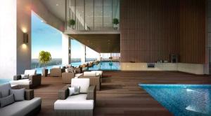 un edificio con piscina e sedie e una piscina di The Azure Residences 5 Paradigm Mall PJ 75 by Warm Home a Petaling Jaya
