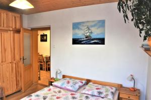 um quarto com uma cama e uma fotografia de um navio em Forester Apartment Zuberec em Zuberec