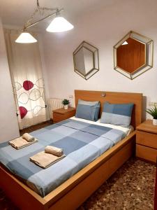 sypialnia z dużym łóżkiem i dwoma ręcznikami na nim w obiekcie UIM Mediterraneo M Cristina con garaje Wifi w mieście Puerto de Sagunto