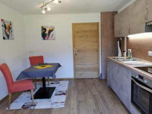 A kitchen or kitchenette at Pension Tannheim
