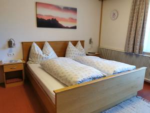 A bed or beds in a room at Pension Tannheim