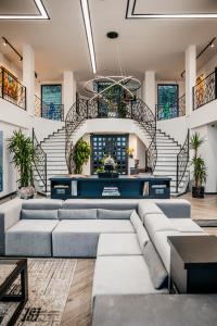 una sala de estar con sofás y una escalera. en Çathan Art Hotel, en Ayder