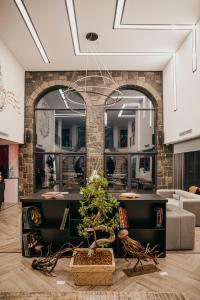 a living room with a bonsai tree in a basket at Çathan Art Hotel in Ayder Yaylasi