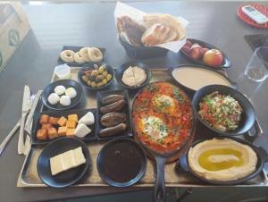 uma mesa com vários tipos diferentes de comida em מפגש הדובדבן em Buq‘ātā