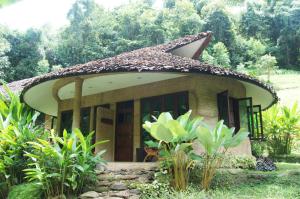 Κήπος έξω από το Forest falls Garden Maerim Chiangmai ตาดปลาแคมป์ออร์แกนิคฟาร์มสเตย์เชียงใหม่