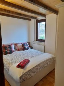 ein Schlafzimmer mit einem Bett mit einem roten Kissen darauf in der Unterkunft Il nido in Castel di Sangro