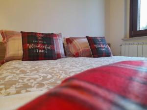 ein Bett mit Kissen darauf mit Avertisation in der Unterkunft Il nido in Castel di Sangro