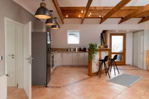 a kitchen with wooden ceilings and a table and chairs at Ferienwohnung Aurora in Winsen