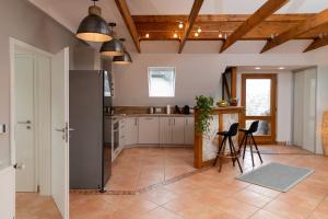 a kitchen with wooden ceilings and a table and chairs at Ferienwohnung Aurora in Winsen Luhe