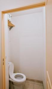 ein Bad mit einem weißen WC in einem Zimmer in der Unterkunft GuestReady - Cosy Stay for 3 in Meudon in Meudon