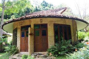 Κήπος έξω από το Forest falls Garden Maerim Chiangmai ตาดปลาแคมป์ออร์แกนิคฟาร์มสเตย์เชียงใหม่