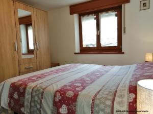 una camera con un letto e due finestre di Sunlake lago a Brusson