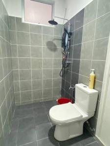 La salle de bains est pourvue de toilettes blanches. dans l'établissement D’Royale Desaru Homestay, à Bandar Penawar