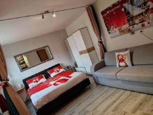 1 dormitorio con 1 cama y 1 sofá en chez moumie jacuzzi privatif, en Bevaix