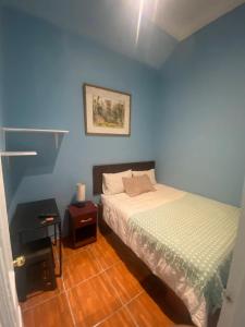 una camera blu con un letto e un tavolo di Casa Marina a Viña del Mar