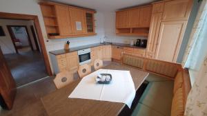 A kitchen or kitchenette at Easy Home Johanna - Central Kirchberg Még 5 kép