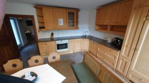 A kitchen or kitchenette at Easy Home Johanna - Central Kirchberg