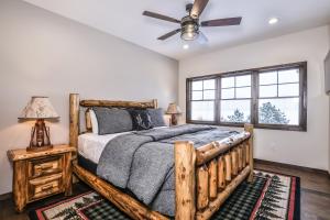 een slaapkamer met een houten bed en een plafondventilator bij Endless Summer in Sayner