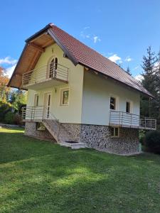 una casa grande con un gran patio con césped en Holiday Home Kali, en Hočko Pohorje