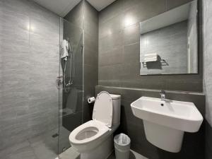 ein Bad mit einem WC, einem Waschbecken und einer Dusche in der Unterkunft Super Highway Hotel in Tha Chang