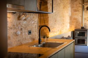 a kitchen with a sink and a counter at Casa Coo in Dhafnédhes