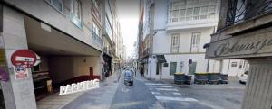 eine leere Straße in einer Stadt mit Gebäuden in der Unterkunft Hostal Mara in A Coruña