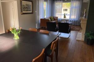 - une salle à manger et un salon avec une table et des chaises dans l'établissement 't Achterhuis (2 persons), à Otterlo