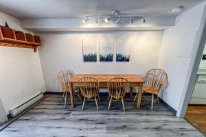 uma sala de jantar com uma mesa de madeira e cadeiras em Runaway to Winhall em Stratton Valley