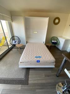 sypialnia z łóżkiem w środku pokoju w obiekcie Studio 53 w mieście Le Touquet-Paris-Plage