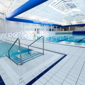 uma piscina interior com uma piscina de piscina literalmente teratoratoriatéàtónica em Modern newly refurbished house 10 minute walk from Lahinch em Lahinch