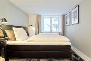 ein Schlafzimmer mit einem großen Bett mit Fenster in der Unterkunft Perfect Apartment for Friends & Families in central Copenhagen in Kopenhagen