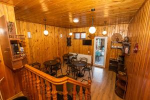 comedor con paredes de madera, mesas y sillas en Hotel Old Tbilisi 5 rooms en Tiflis