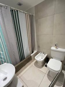 een badkamer met een toilet, een douche en een wastafel bij Monoambiente C/ Cochera - La Perla, A 250m De La Playa in Mar del Plata