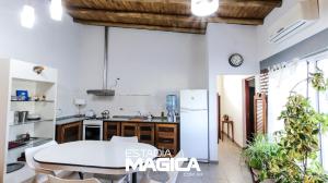 cocina con paredes blancas, mesa y sillas en Quinta Rodo en San Rafael