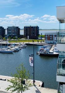 uma marina com barcos na água e edifícios em Port Marina "Schlagseite" em Bremerhaven