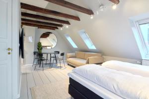 ein Schlafzimmer mit Bett und ein Wohnzimmer mit Tisch in der Unterkunft Perfect Apartment for Friends & Families in central Copenhagen in Kopenhagen
