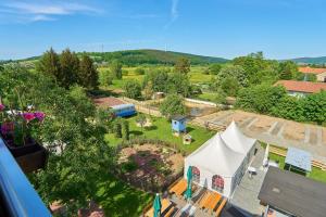 eine Luftansicht auf einen Garten mit einem weißen Zelt in der Unterkunft Landgasthof 'Zur Quelle' in Wächtersbach