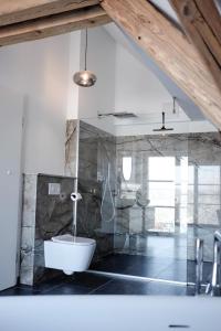 a bathroom with a bath tub and a sink at Trautesheim Ferienwohnungen in Wangen im Allgäu