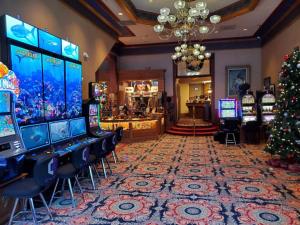 un casino con máquinas de videojuegos y un árbol de Navidad en Historic Bullock Hotel, en Deadwood
