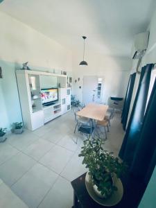 a living room with a table and a tv at Casa Daval solo Familias in Villa Carlos Paz