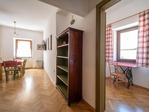 ein Wohnzimmer mit einem Bücherregal und einem Tisch in der Unterkunft Berghi Hotel and Apartments in Kranjska Gora