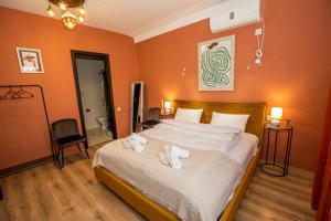 Postel nebo postele na pokoji v ubytování Hotel Old Tbilisi 5 rooms