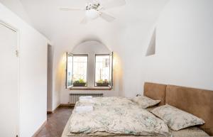 um quarto com uma cama e uma ventoinha de tecto em Temple mount view em Jerusalém