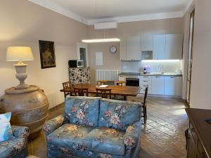 uma sala de estar com um sofá, uma mesa e uma cozinha em Villa la Catena em Ulignano