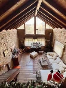 ein großes Wohnzimmer mit einem großen Fenster in der Unterkunft Little Stone Villa in Kírki